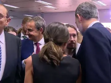 Los Reyes coinciden con Iglesias en acto de La Razón y le preguntan por sus hijos Los Reyes coinciden con Iglesias en acto de La Razón y le preguntan por sus hijos