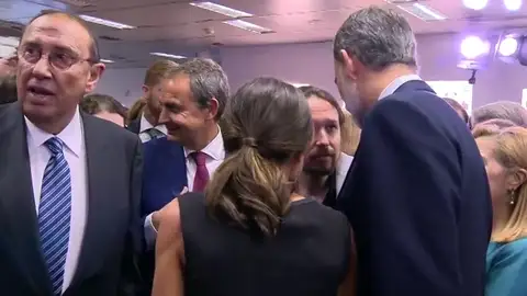 Los Reyes coinciden con Iglesias en acto de La Razón y le preguntan por sus hijos Los Reyes coinciden con Iglesias en acto de La Razón y le preguntan por sus hijos