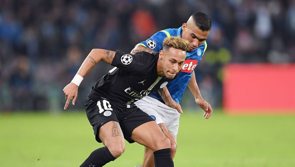 Neymar conduce el balón en el partido contra el Nápoles