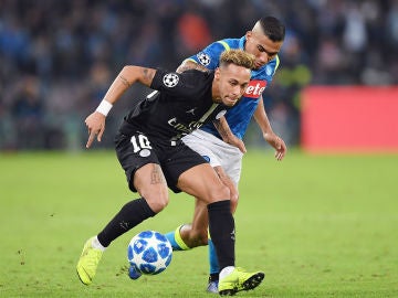 Neymar conduce el balón en el partido contra el Nápoles