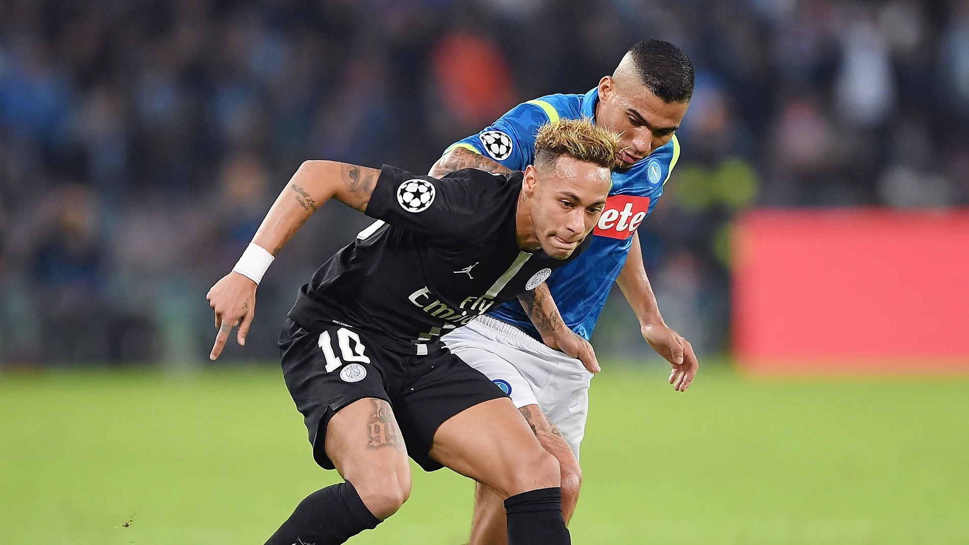 Neymar conduce el balón en el partido contra el Nápoles Neymar conduce el balón en el partido contra el Nápoles