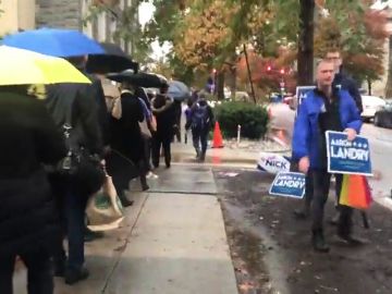 Ni la lluvia ni el trabajo desaniman a los votantes estadounidenses a ejercer su derecho al voto