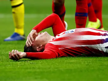 Giménez se duele en el suelo durante el partido contra el Dortmund Giménez se duele en el suelo durante el partido contra el Dortmund