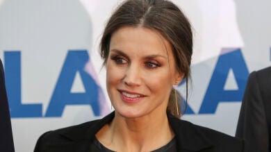 La reina Letizia lleva la falda dorada de Zara que todas queremos