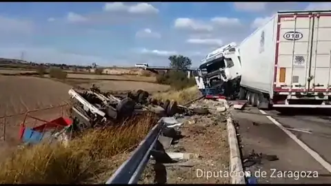 Una persona ha fallecido y otras dos han resultado heridas en un accidente de tráfico ocurrido en Zaragoza Una persona ha fallecido y otras dos han resultado heridas en un accidente de tráfico ocurrido en Zaragoza