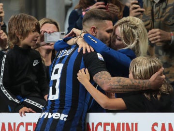 Icardi y Wanda Nara, durante un partido del Inter