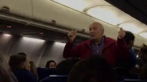 Una bronca con un azafato de KLM deja a un pareja española en tierra Una bronca con un azafato de KLM deja a un pareja española en tierra