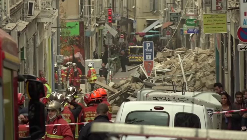 Hallan un muerto entre los escombros del edificio derrumbado en Marsella y hay al menos cinco desaparecidos