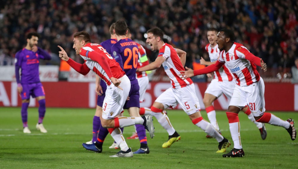 Los jugadores del Estrella Roja celebran uno de los goles contra el Liverpool