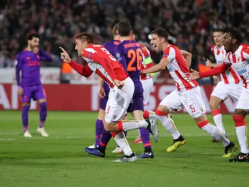 Los jugadores del Estrella Roja celebran uno de los goles contra el Liverpool Los jugadores del Estrella Roja celebran uno de los goles contra el Liverpool