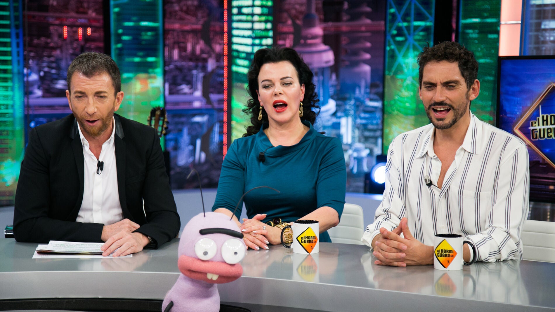 V&Iacute;DEO: Paco Le&oacute;n y Debi Mazar demuestran su destreza en 'Culo o codo' con Trancas y Barrancas