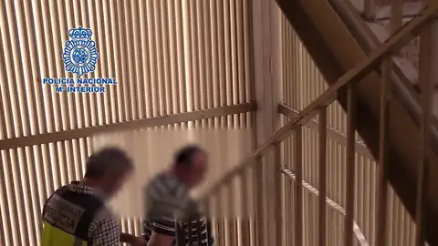 Detenidos dos hombres acusados de secuestrar a un joven al que ataron a una silla y quemaron con cigarrillos Detenidos dos hombres acusados de secuestrar a un joven al que ataron a una silla y quemaron con cigarrillos