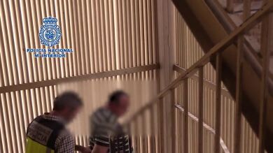 Detenidos dos hombres acusados de secuestrar a un joven al que ataron a una silla y quemaron con cigarrillos
