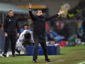 Ernesto Valverde protesta en el partido contra el Inter