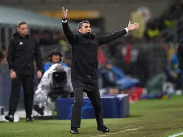 Ernesto Valverde protesta en el partido contra el Inter Ernesto Valverde protesta en el partido contra el Inter