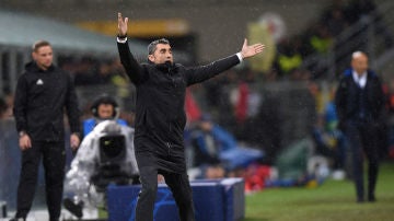 Ernesto Valverde protesta en el partido contra el Inter