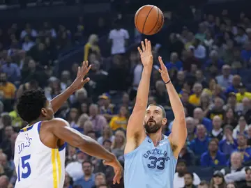 Marc Gasol lanza a canasta ante los Warriors Marc Gasol lanza a canasta ante los Warriors