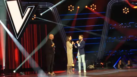 Eva González, se sincera ante un entregado público: "Estoy disfrutando en 'La Voz' como si fuese la primera vez que me pongo delante de una cámara" Eva González, se sincera ante un entregado público: "Estoy disfrutando en 'La Voz' como si fuese la primera vez que me pongo delante de una cámara"