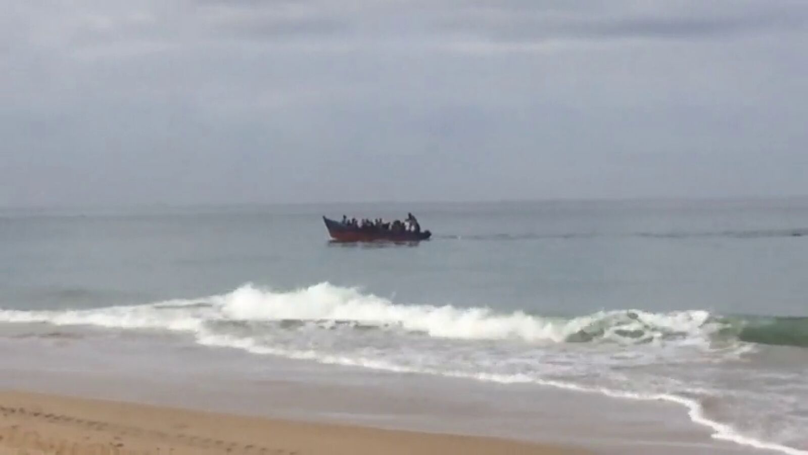 Hallan un séptimo cadáver del naufragio de una patera en Cádiz
