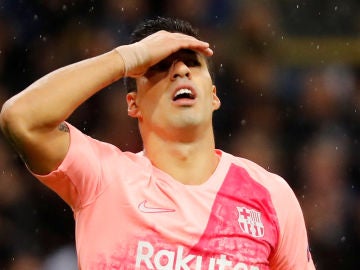 Luis Suárez se desespera en el partido contra el Inter