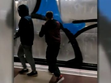 Una disputa entre grupos rivales, origen de las pintadas en vagones de metro de Madrid y Barcelona Una disputa entre grupos rivales, origen de las pintadas en vagones de metro de Madrid y Barcelona