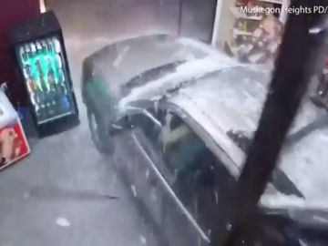 Una mujer atraviesa un escaparate con su coche y arrolla a dos hombres Una mujer atraviesa un escaparate con su coche y arrolla a dos hombres