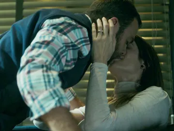 Iñaki complace a Natalia tras saber que su padre financiará el nuevo proyecto de los astilleros Iñaki complace a Natalia tras saber que su padre financiará el nuevo proyecto de los astilleros