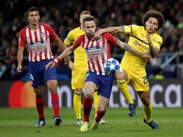 Saúl y Witsel pugnan por la posesión del balón