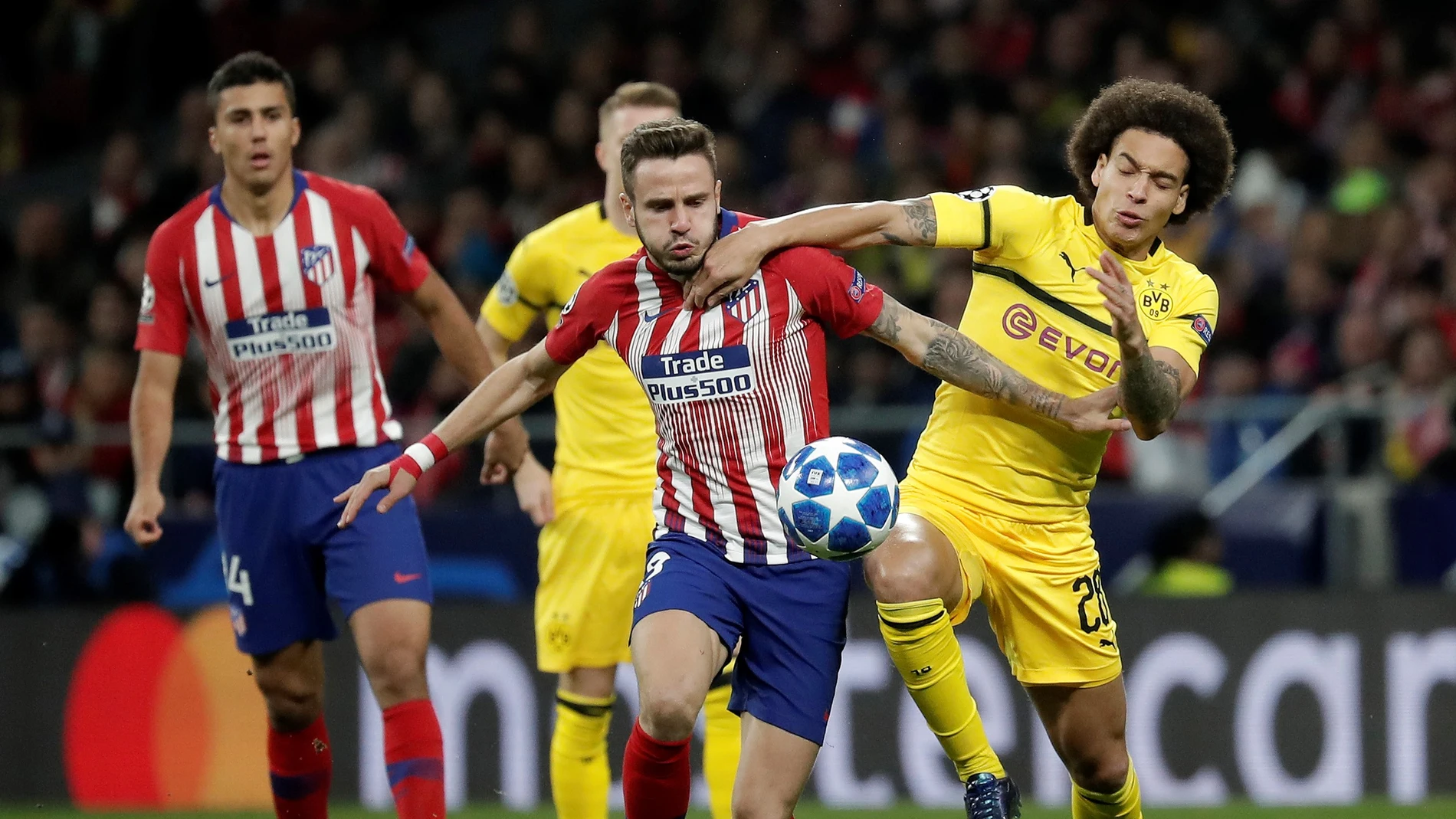 Saúl y Witsel pugnan por la posesión del balón Saúl y Witsel pugnan por la posesión del balón
