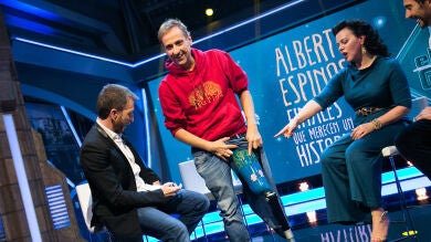 La emotiva historia de la prótesis de Albert Espinosa dedicada a 'El Hormiguero 3.0'