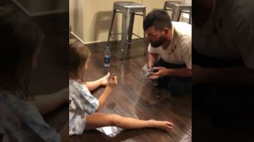 Padre engaña a su hija