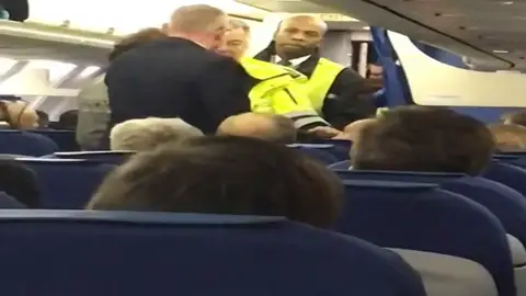 Un matrimonio de personas mayores fue expulsado del vuelo Ámsterdam-Madrid cuando el avión estaba a punto de despegar. Un matrimonio de personas mayores fue expulsado del vuelo Ámsterdam-Madrid cuando el avión estaba a punto de despegar.