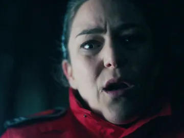 Susana encuentra a Jon malherido en medio del bosque Susana encuentra a Jon malherido en medio del bosque