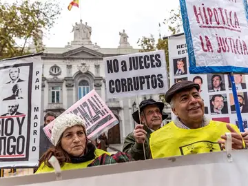 Grupos de personas se concentraron ante la sede del Tribunal Supremo Grupos de personas se concentraron ante la sede del Tribunal Supremo