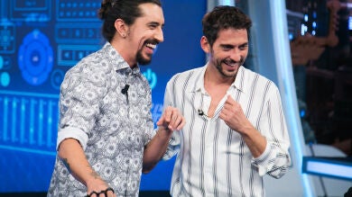 Marron logra escribir de Paco León y Debi Mazar con el teclado invisible de 'El Hormiguero 3.0'