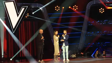 La 'sorpresa sorpresa' a Eva González por su cumpleaños en el plató de 'La Voz' La 'sorpresa sorpresa' a Eva González por su cumpleaños en el plató de 'La Voz'
