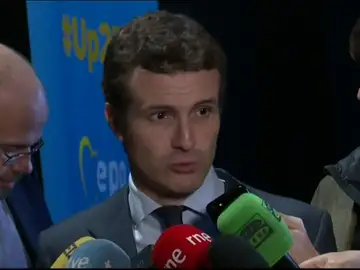 Casado elogia la decisión "generosa y responsable" de Cospedal y apela al Gobierno a "aplicarse" en el mismo sentido Casado elogia la decisión "generosa y responsable" de Cospedal y apela al Gobierno a "aplicarse" en el mismo sentido