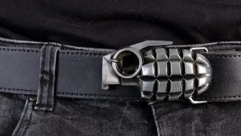 Un cinturón similar al que ha provocado la falsa alarma en Atocha y Sants Un cinturón similar al que ha provocado la falsa alarma en Atocha y Sants