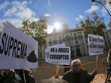 Un grupo de manifestantes protesta contra la decisión del Tribunal Supremo sobre las hipotecas Un grupo de manifestantes protesta contra la decisión del Tribunal Supremo sobre las hipotecas
