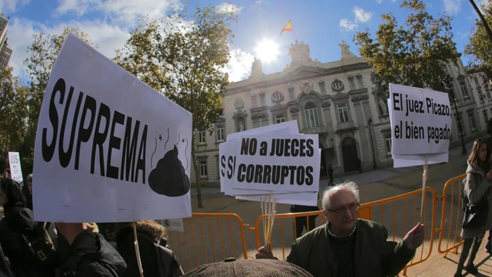 Un grupo de manifestantes protesta contra la decisión del Tribunal Supremo sobre las hipotecas Un grupo de manifestantes protesta contra la decisión del Tribunal Supremo sobre las hipotecas