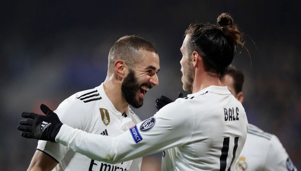 Benzema celebra uno de sus goles contra el Viktoria Plzen con Bale
