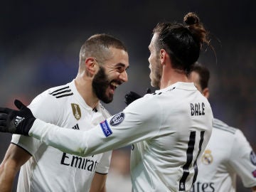 Benzema celebra uno de sus goles contra el Viktoria Plzen con Bale