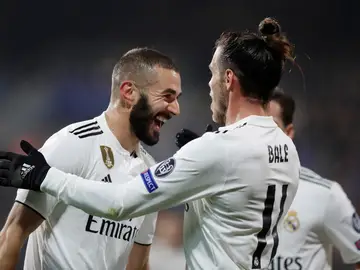Benzema celebra uno de sus goles contra el Viktoria Plzen con Bale Benzema celebra uno de sus goles contra el Viktoria Plzen con Bale