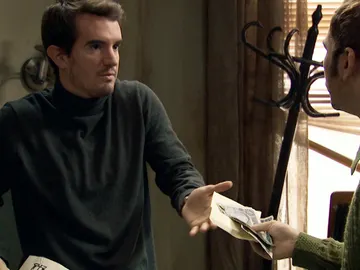 Miguel culpa a John del robo de dinero en la revista Miguel culpa a John del robo de dinero en la revista