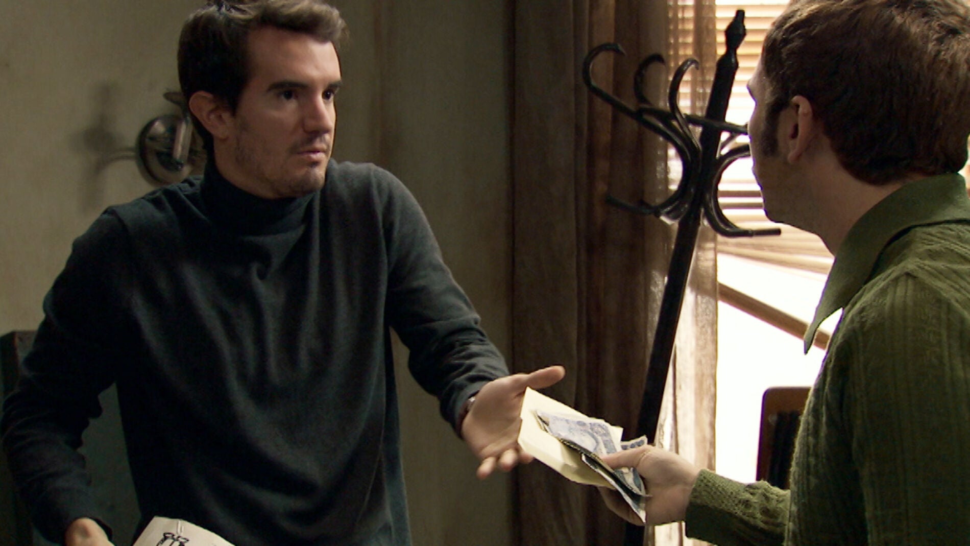 Miguel culpa a John del robo de dinero en la revista