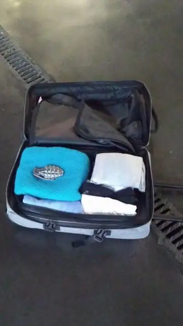 El cinturón que parece una granada metido en una maleta El cinturón que parece una granada metido en una maleta