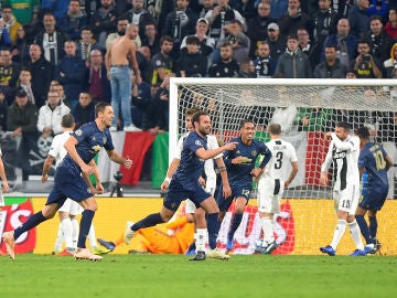 Mata celebra su gol de falta directa contra la Juventus