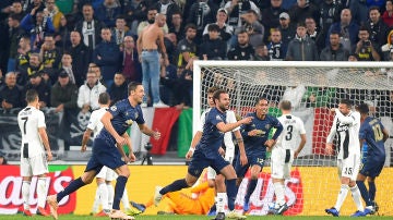 Mata celebra su gol de falta directa contra la Juventus
