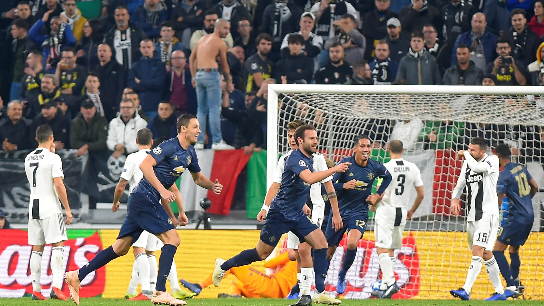 Mata celebra su gol de falta directa contra la Juventus Mata celebra su gol de falta directa contra la Juventus
