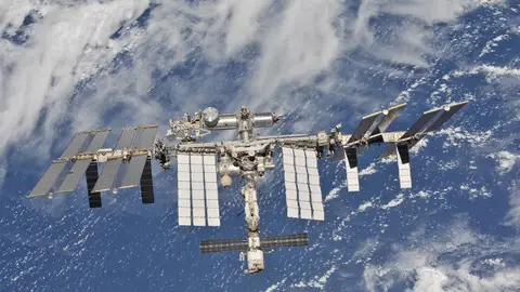 La Estación Espacial Internacional fotografiada por tripulantes de la Expedición 56 desde una nave espacial Soyuz después de desacoplarla. Estación Espacial Internacional